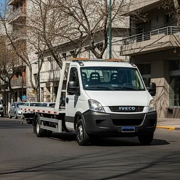 Grúa de plancha circulando por calle de Buenos Aires